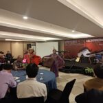 Gala Dinnerで披露された民族舞踊とそれを鑑賞する人々の写真