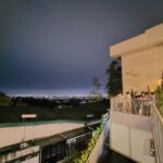 Gala Dinnerの際にテラスに集まる人々と夜景の写真